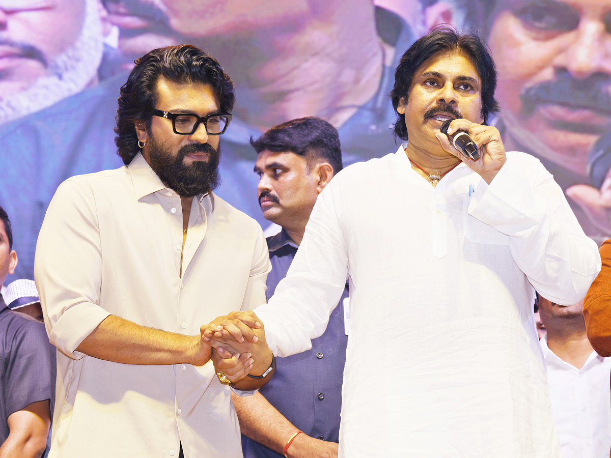 Hero Ramcharan  Game Changer Pre Release Event Photos3