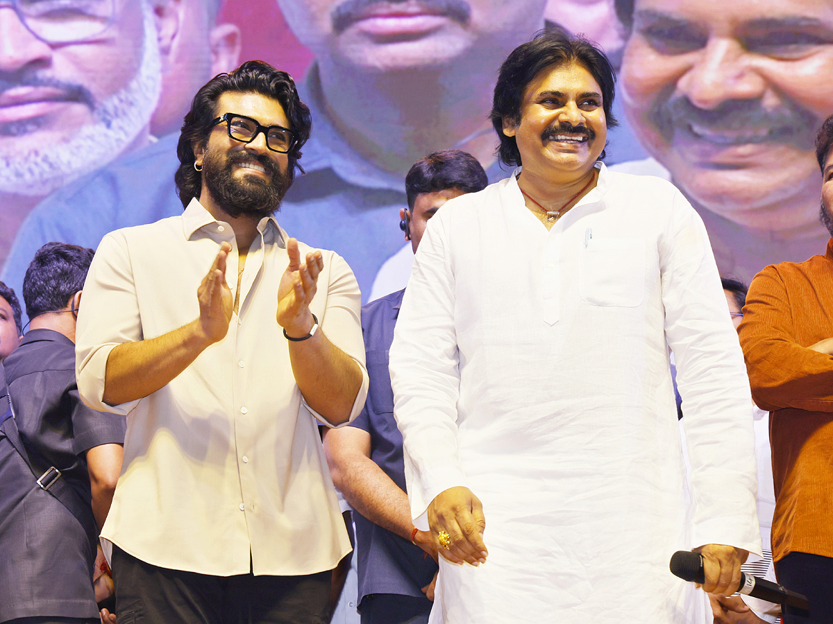 Hero Ramcharan  Game Changer Pre Release Event Photos4