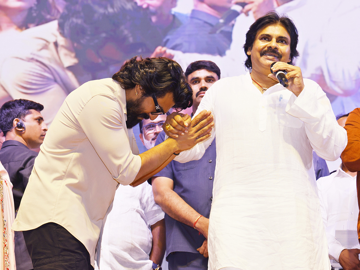 Hero Ramcharan  Game Changer Pre Release Event Photos5