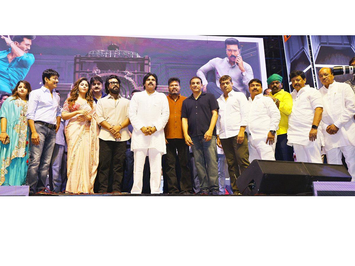 Hero Ramcharan  Game Changer Pre Release Event Photos9