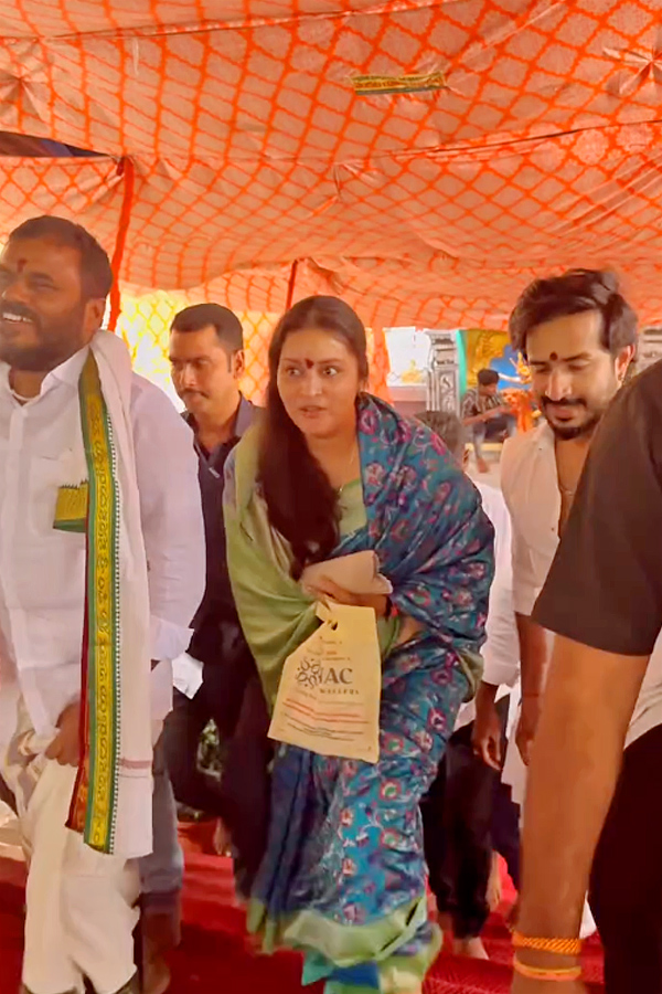 Renu desai, Anchor Ravi visit vijayawada kanaka durgamma temple Photos5