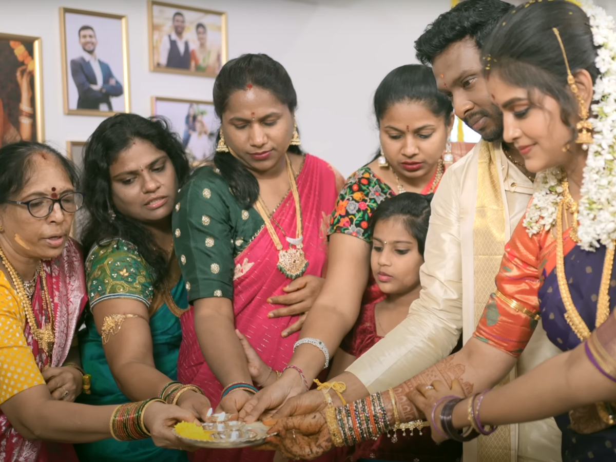 Soniya Akula took the blessings of her in laws before Satyanarayana Vratam after marriage13