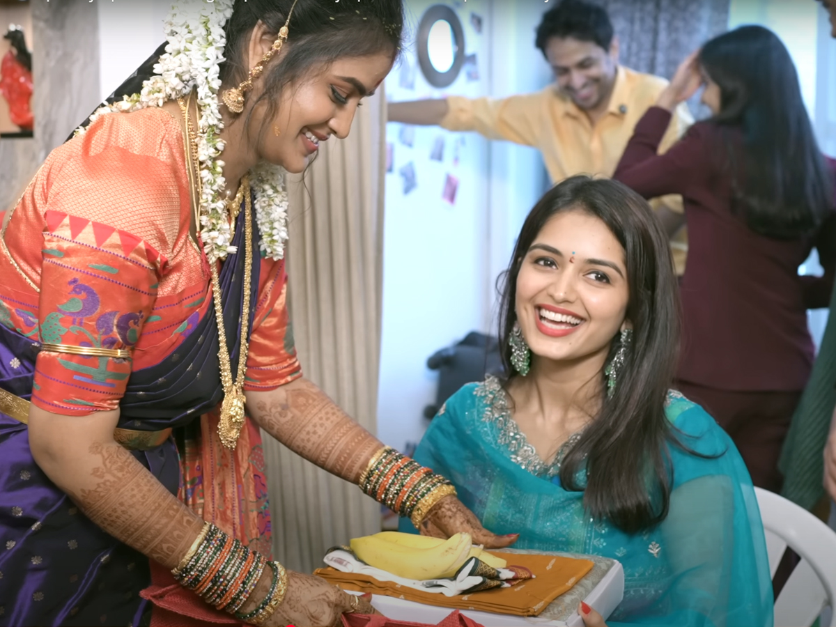 Soniya Akula took the blessings of her in laws before Satyanarayana Vratam after marriage15