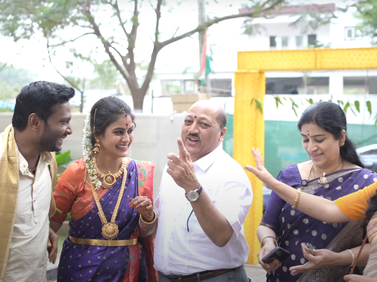 Soniya Akula took the blessings of her in laws before Satyanarayana Vratam after marriage21