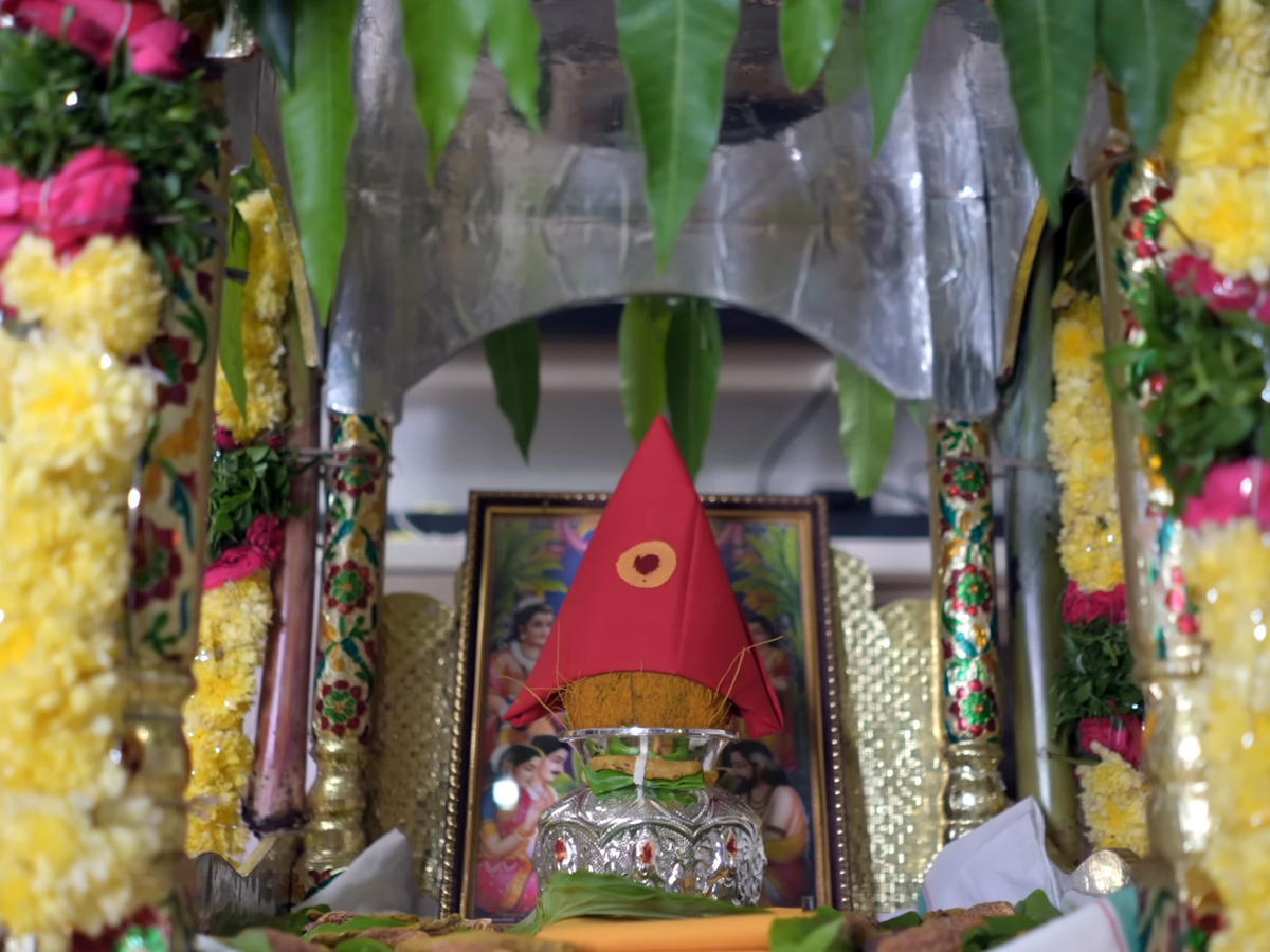 Soniya Akula took the blessings of her in laws before Satyanarayana Vratam after marriage4