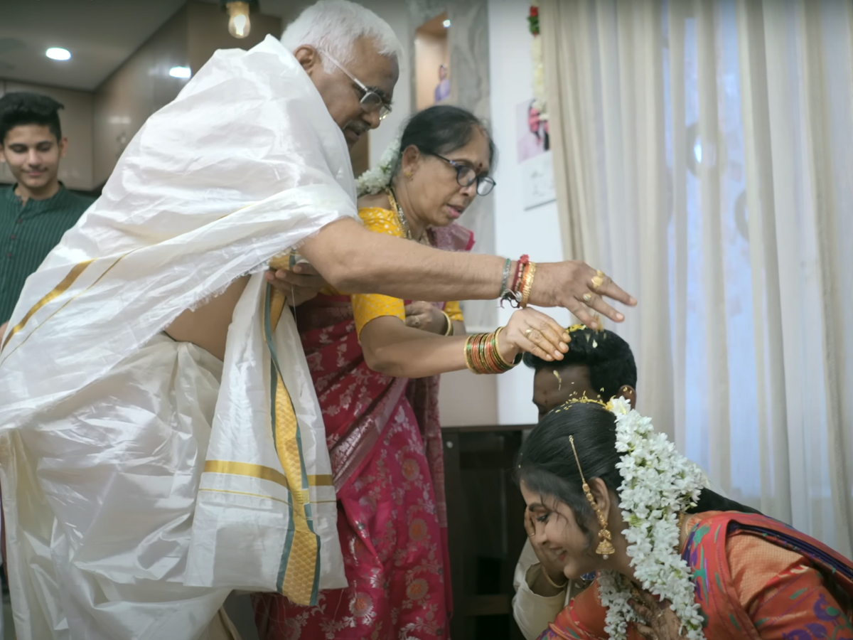 Soniya Akula took the blessings of her in laws before Satyanarayana Vratam after marriage7