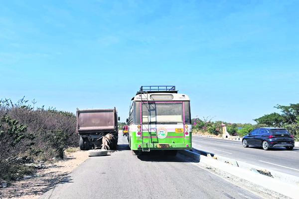 ఇరుకుగా సర్వీసు రోడ్డు!1