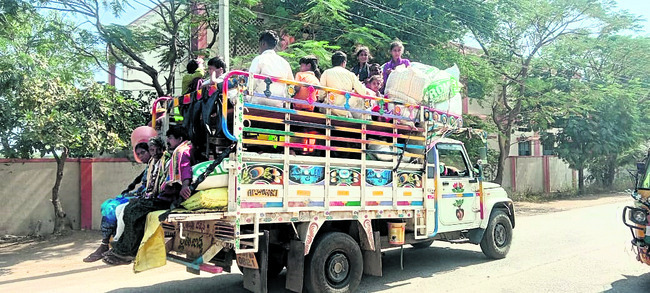 కృష్ణగిరి మండలం నుంచి బొలేరో వాహనంలో బయలుదేరుతున్న కూలీలు1