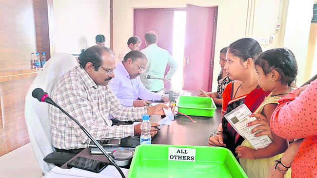 అర్జీల పరిష్కారంలో జాప్యం వద్దు 1