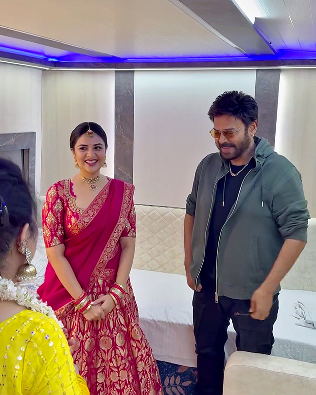 Anchor Sreemukhi Family Meets Hero Venkatesh Viral photos13