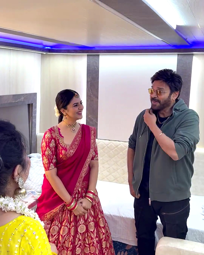 Anchor Sreemukhi Family Meets Hero Venkatesh Viral photos14