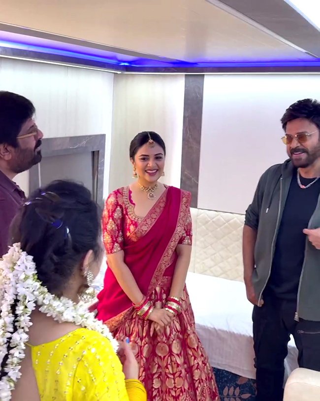 Anchor Sreemukhi Family Meets Hero Venkatesh Viral photos15