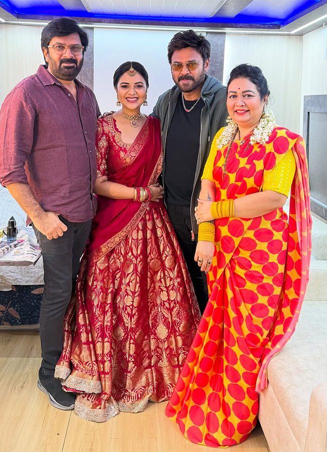 Anchor Sreemukhi Family Meets Hero Venkatesh Viral photos2