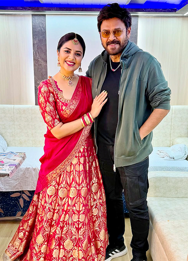 Anchor Sreemukhi Family Meets Hero Venkatesh Viral photos3