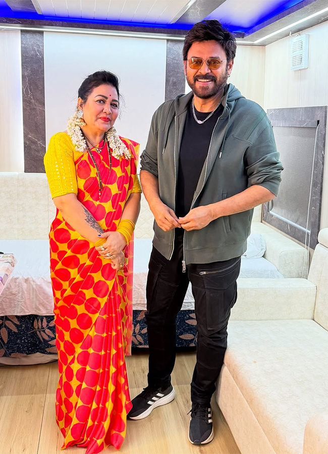 Anchor Sreemukhi Family Meets Hero Venkatesh Viral photos4