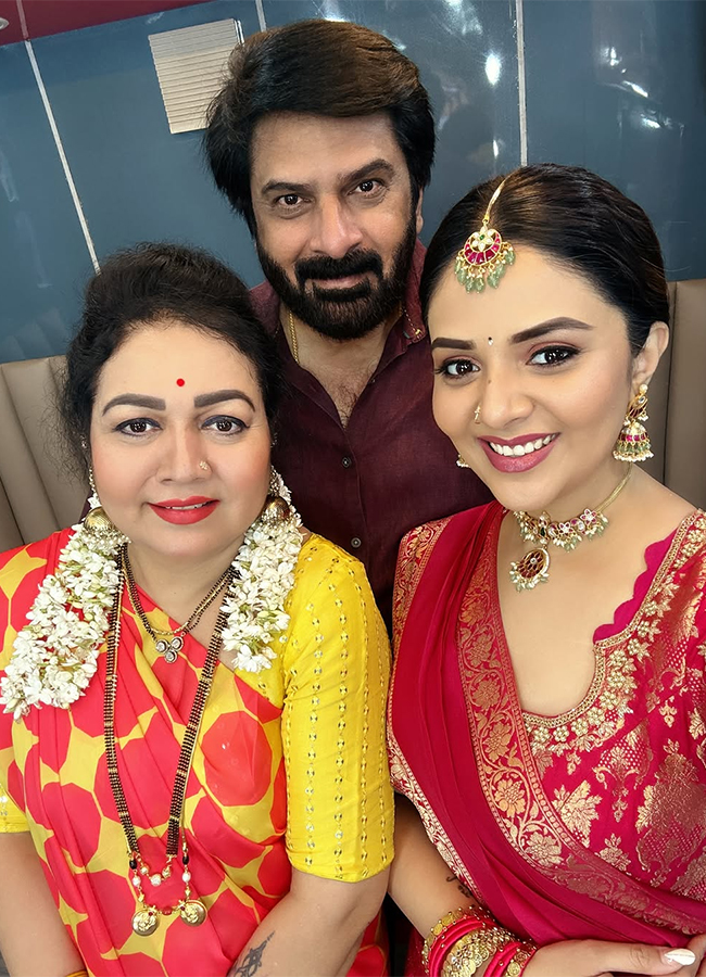 Anchor Sreemukhi Family Meets Hero Venkatesh Viral photos7