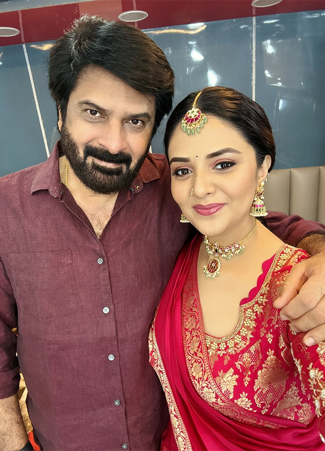 Anchor Sreemukhi Family Meets Hero Venkatesh Viral photos9