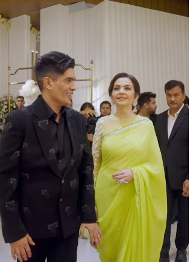 Neetha Ambani, kritisanon at Manish Malhotra in Jio World17