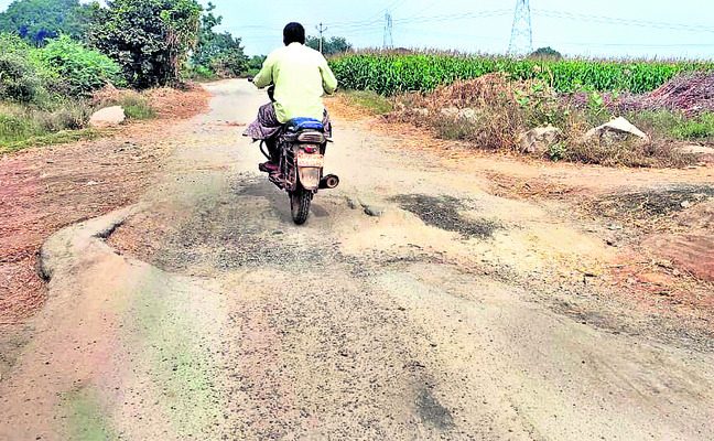 ● గతుకులకు నాసిరకం అతుకులు ● వేసిన 10–15 రోజులకే లేచిపో1