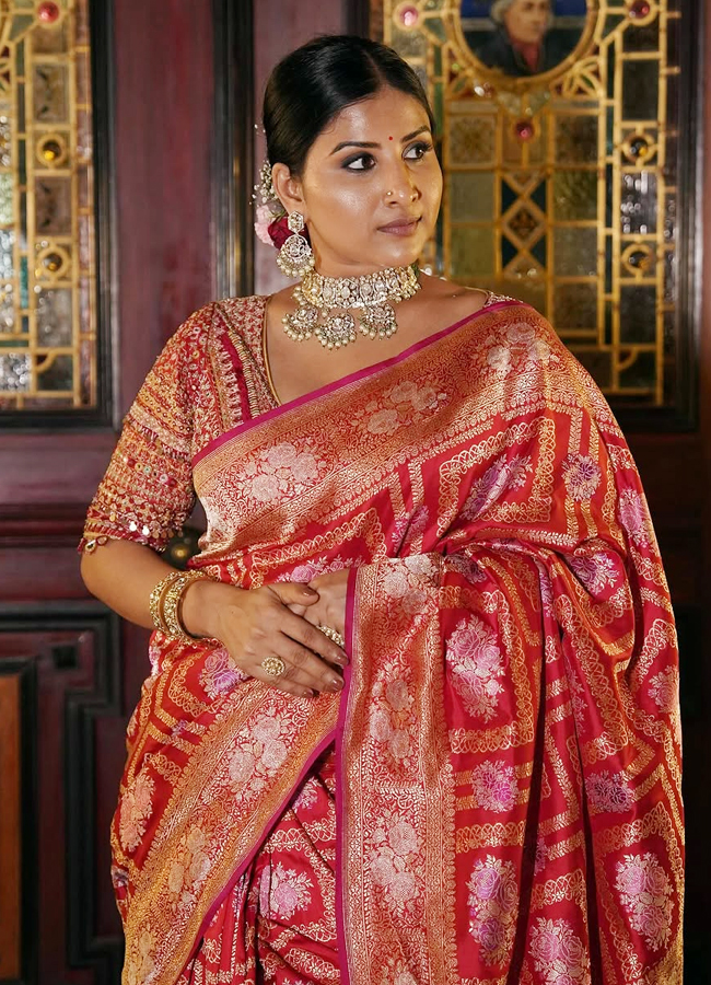 A saree is a must for any occasion Versatile singer Mangli looks amazing11