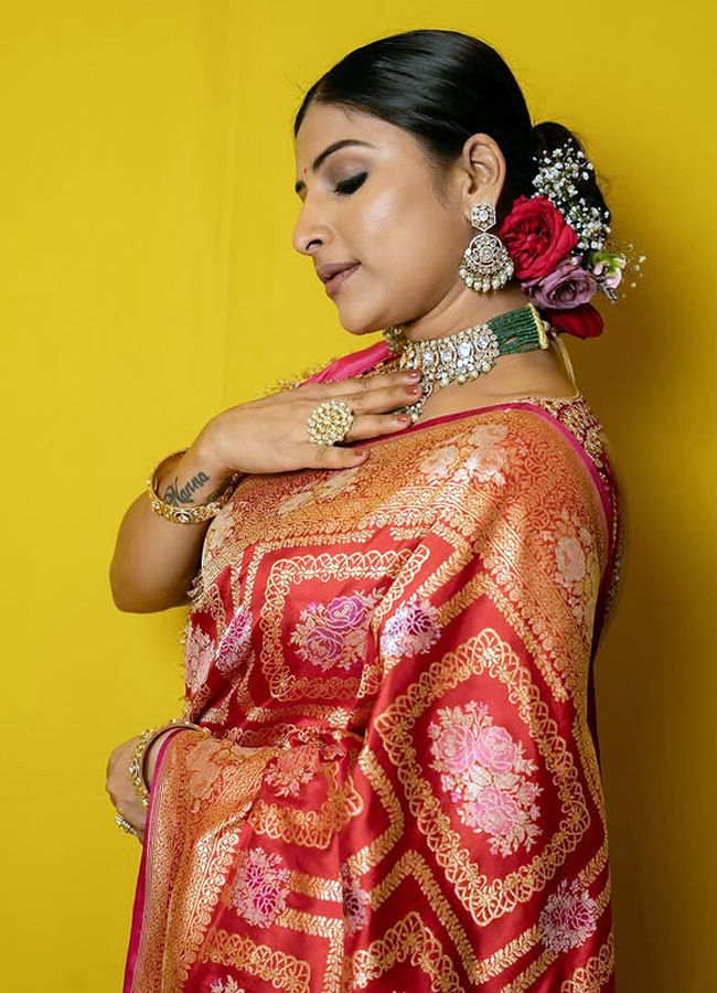 A saree is a must for any occasion Versatile singer Mangli looks amazing3