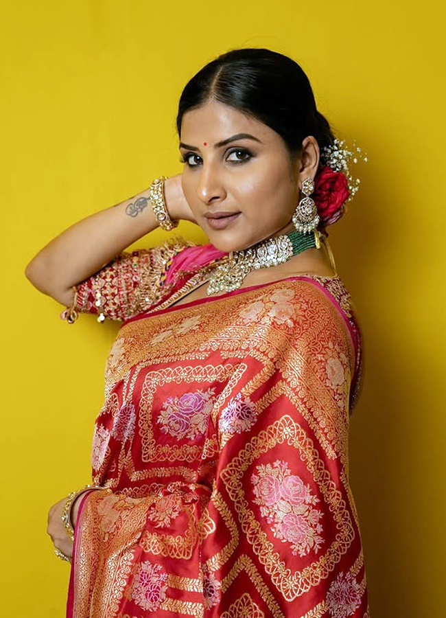 A saree is a must for any occasion Versatile singer Mangli looks amazing4