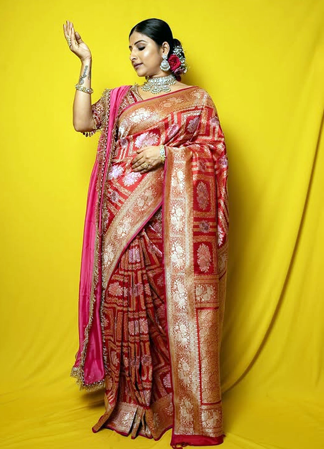 A saree is a must for any occasion Versatile singer Mangli looks amazing5