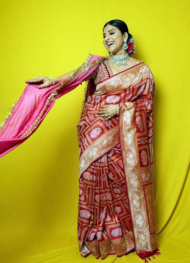 A saree is a must for any occasion Versatile singer Mangli looks amazing6