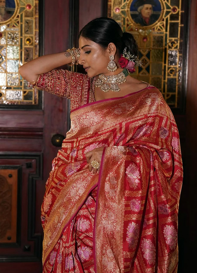 A saree is a must for any occasion Versatile singer Mangli looks amazing10