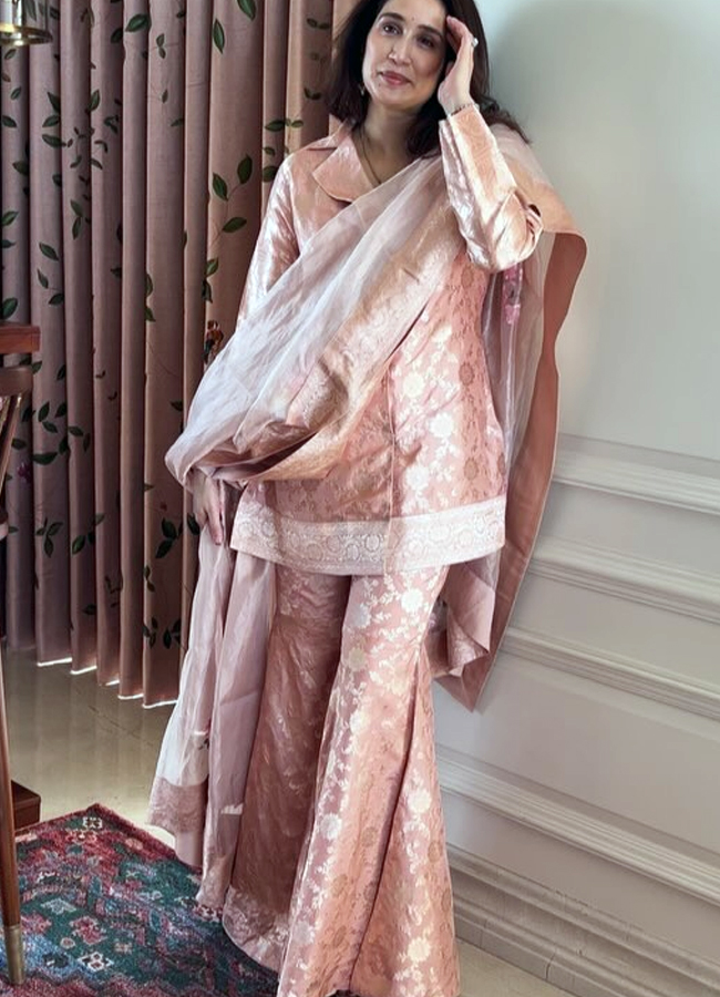 Sagarika Ghatge in a Benarasi saree from her fashion brand Akutee15