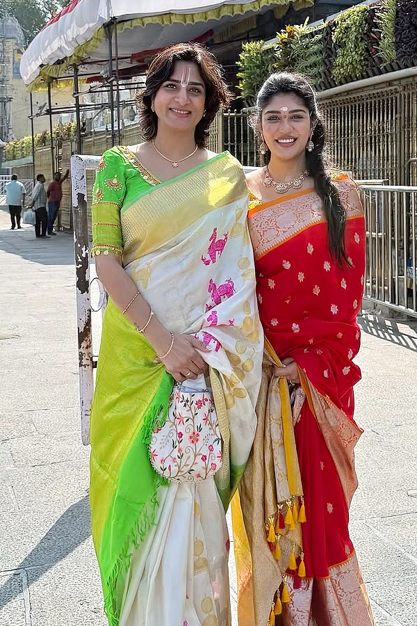 Surekha Vani With Daughter Supritha Visits Tirumala Photos2