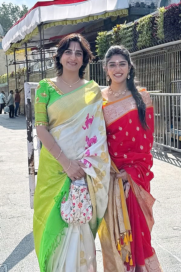 Surekha Vani With Daughter Supritha Visits Tirumala Photos3