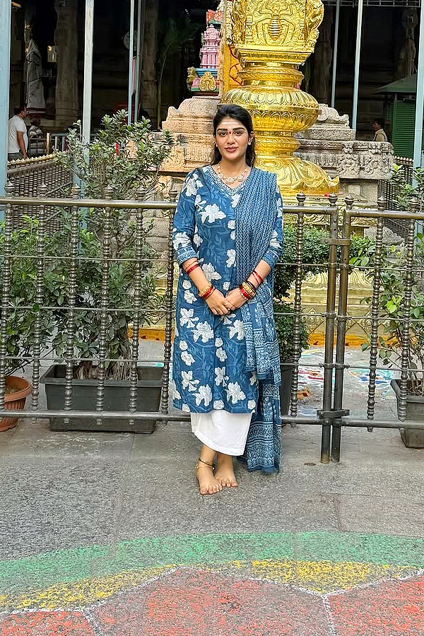 Surekha Vani With Daughter Supritha Visits Tirumala Photos7