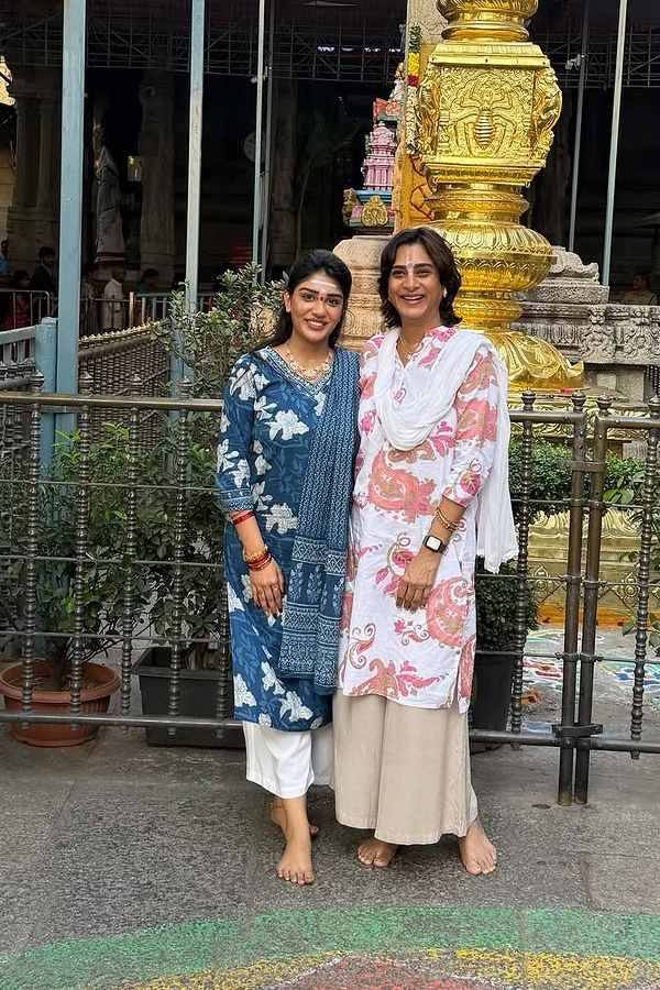 Surekha Vani With Daughter Supritha Visits Tirumala Photos9