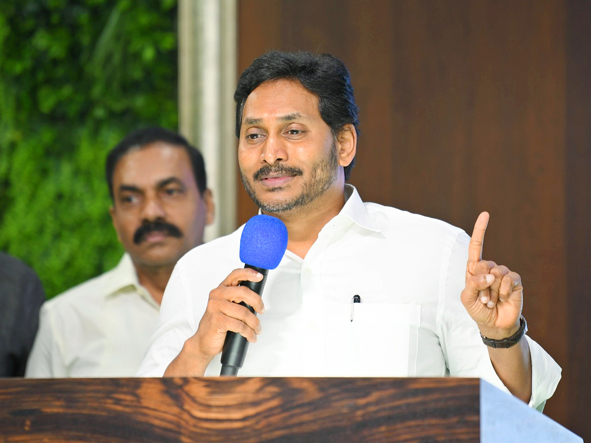 YS Jagan Meeting With Nellore YSRCP Leaders: Photos15