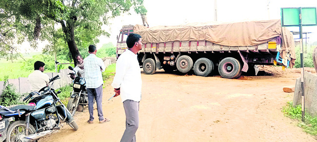 కూటమి సర్కార్‌లో ప్రకృతి వనరులు ధ్వంసమవుతున్నాయి. టీడీప1