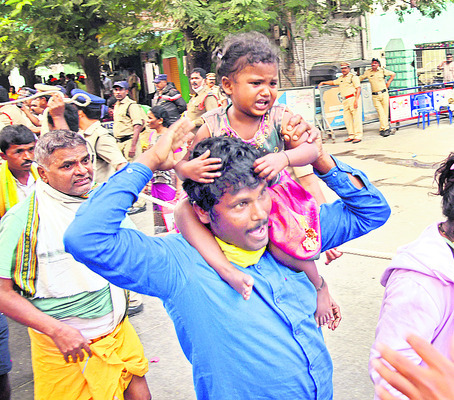 ● వైకుంఠ ద్వార దర్శనం టికెట్లకు పోటెత్తిన భక్తులు ● తూత2