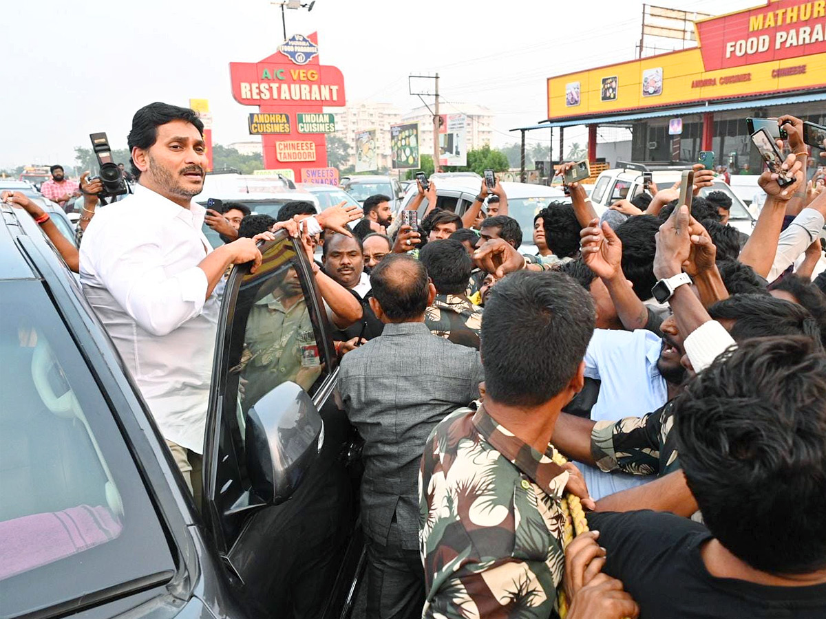 Police Stopped YS Jagan Convoy Going to SVIMS Hospital Photos 2