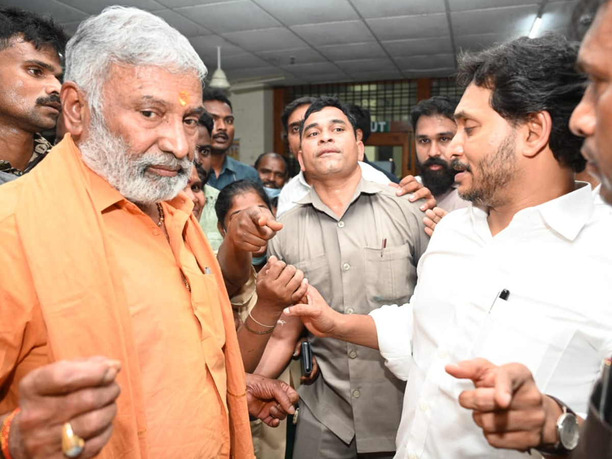 Police Stopped YS Jagan Convoy Going to SVIMS Hospital Photos 10