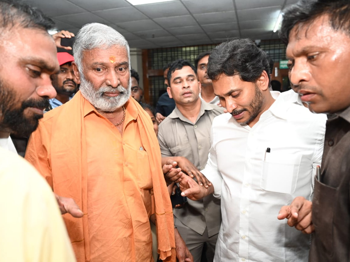 Police Stopped YS Jagan Convoy Going to SVIMS Hospital Photos 11