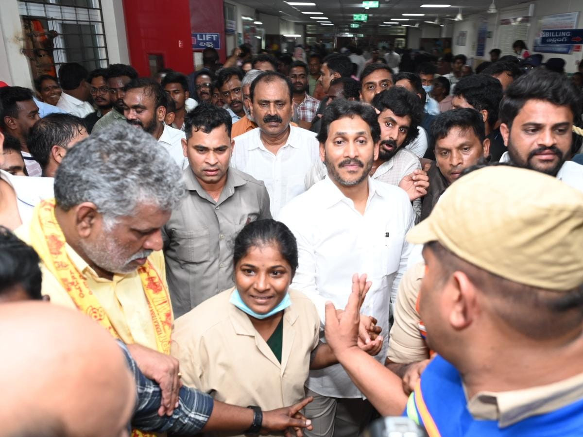 Police Stopped YS Jagan Convoy Going to SVIMS Hospital Photos 12