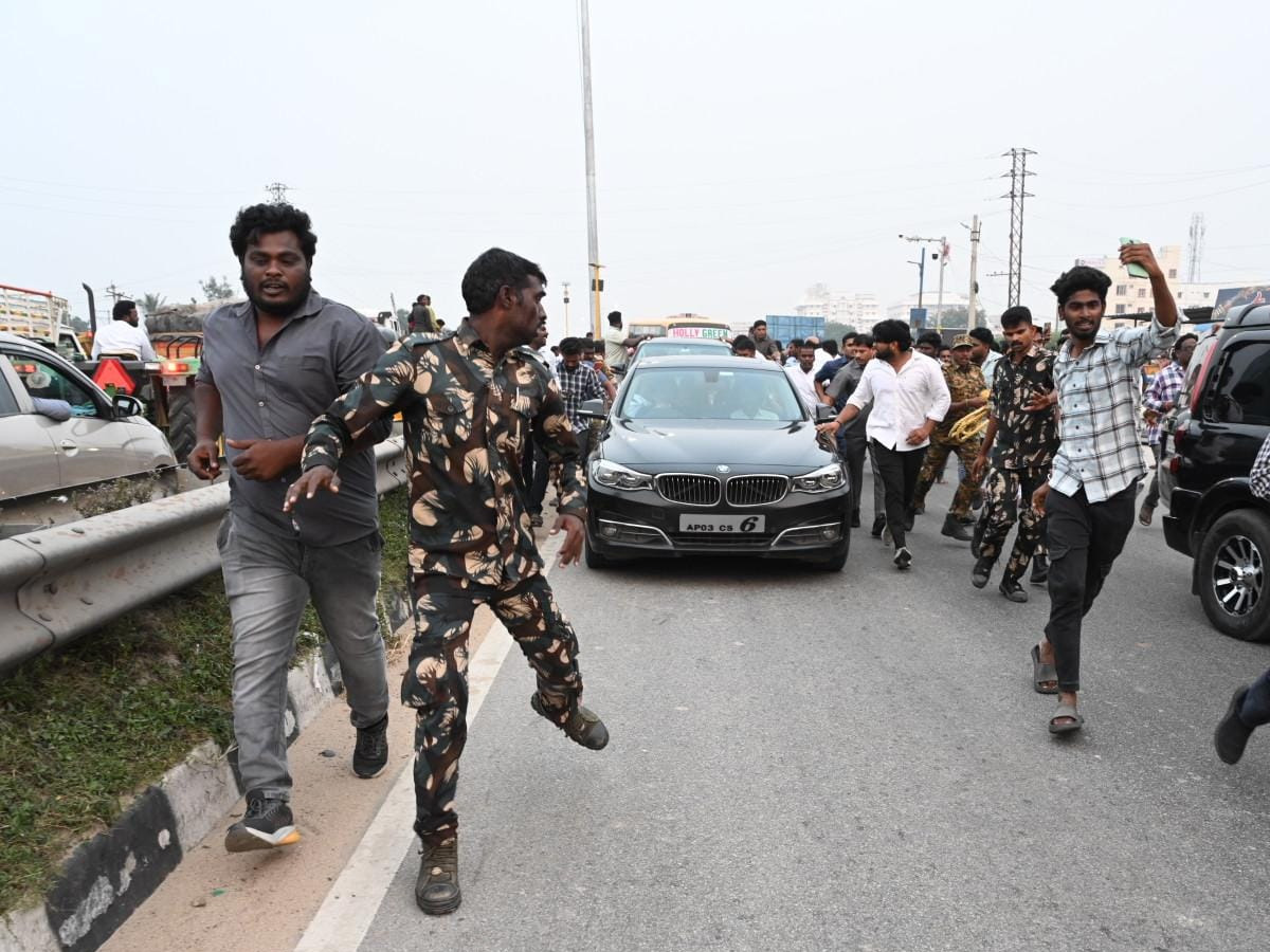 Police Stopped YS Jagan Convoy Going to SVIMS Hospital Photos 13