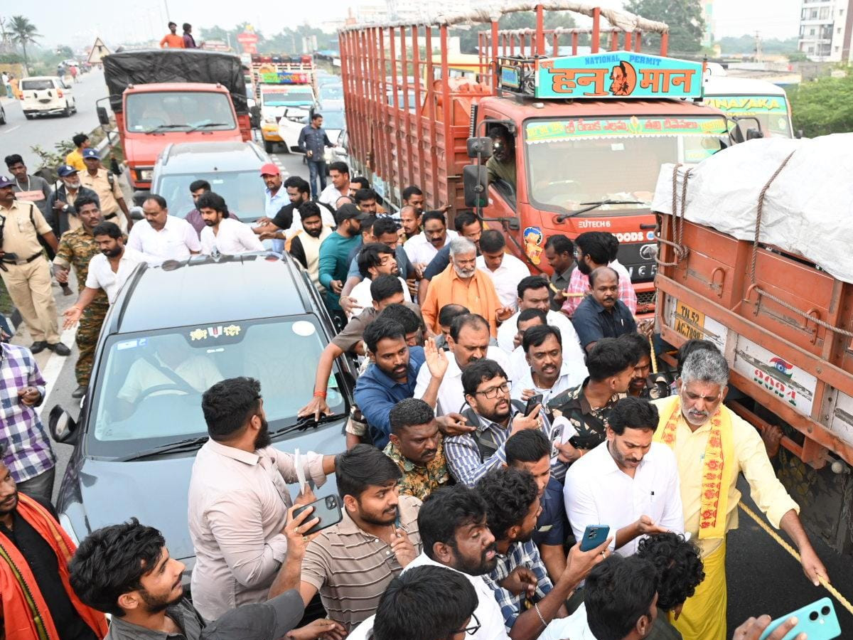 Police Stopped YS Jagan Convoy Going to SVIMS Hospital Photos 14