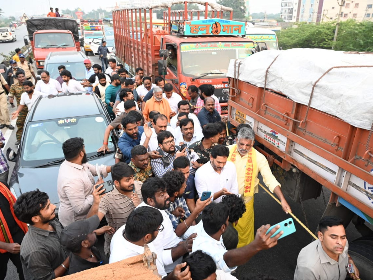 Police Stopped YS Jagan Convoy Going to SVIMS Hospital Photos 15