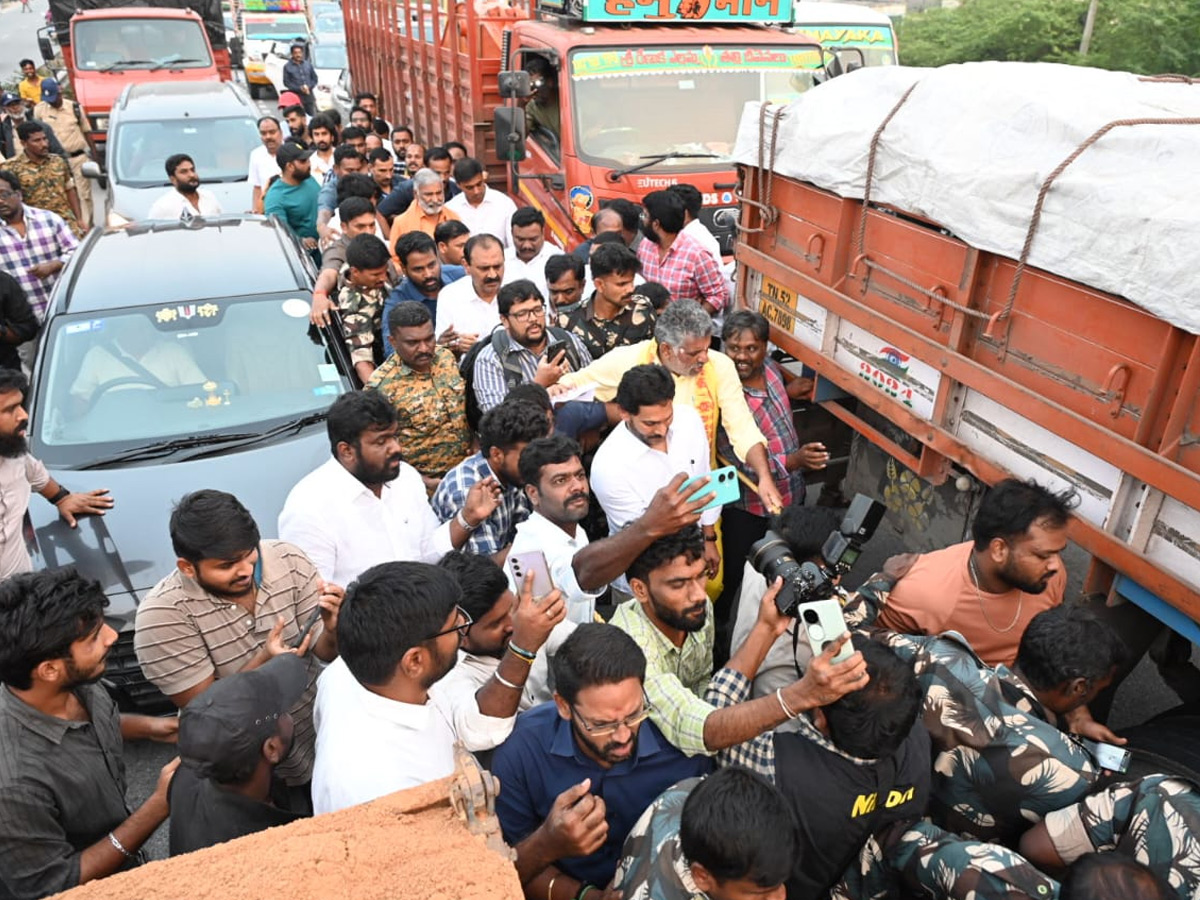 Police Stopped YS Jagan Convoy Going to SVIMS Hospital Photos 16