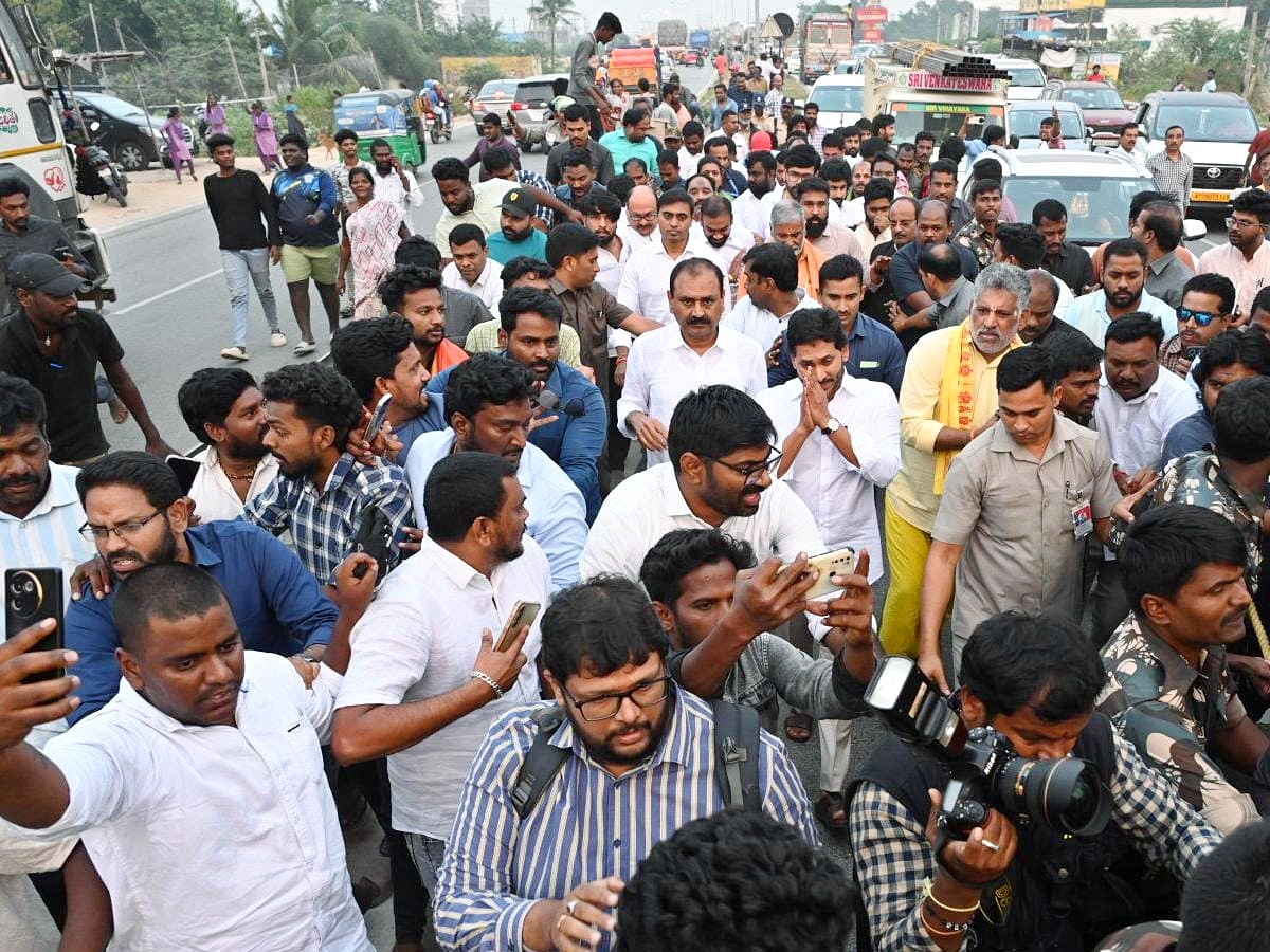 Police Stopped YS Jagan Convoy Going to SVIMS Hospital Photos 17