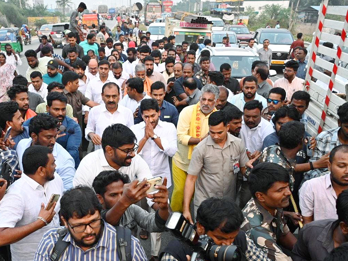 Police Stopped YS Jagan Convoy Going to SVIMS Hospital Photos 18