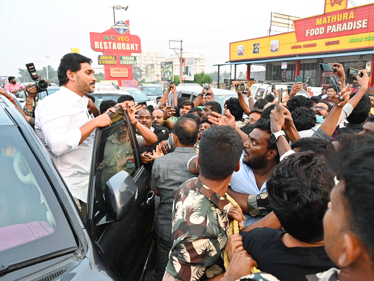 Police Stopped YS Jagan Convoy Going to SVIMS Hospital Photos 3