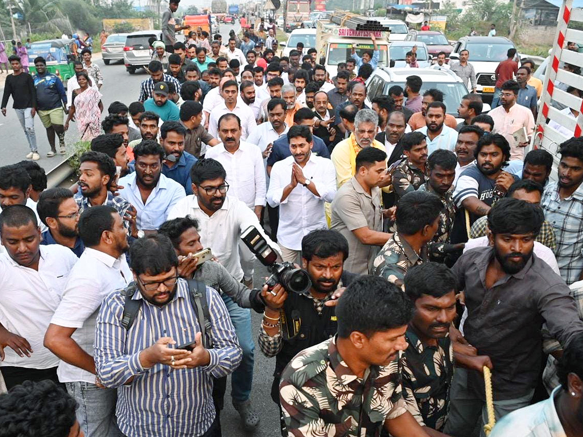 Police Stopped YS Jagan Convoy Going to SVIMS Hospital Photos 1