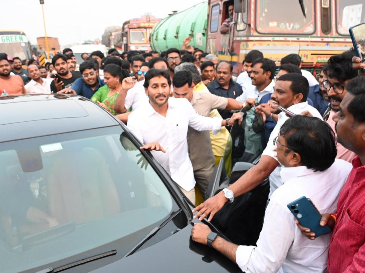 Police Stopped YS Jagan Convoy Going to SVIMS Hospital Photos 4